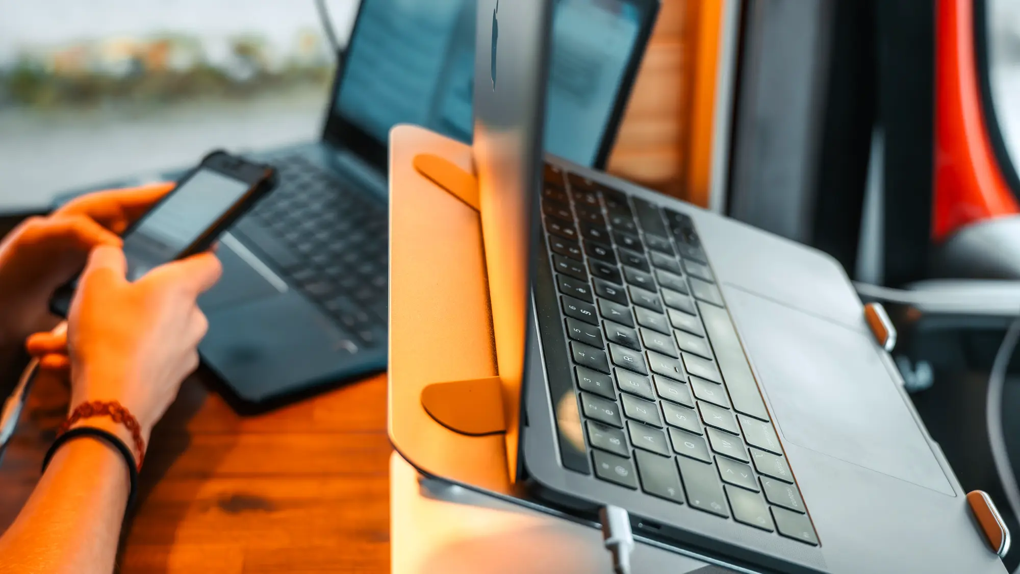 Macbook ordinateur dans le fourgon aménagé