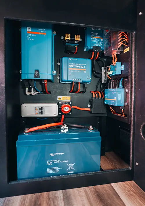 Accueil 15 L'électricité en van, photo d'une installation de Vanland Voyage